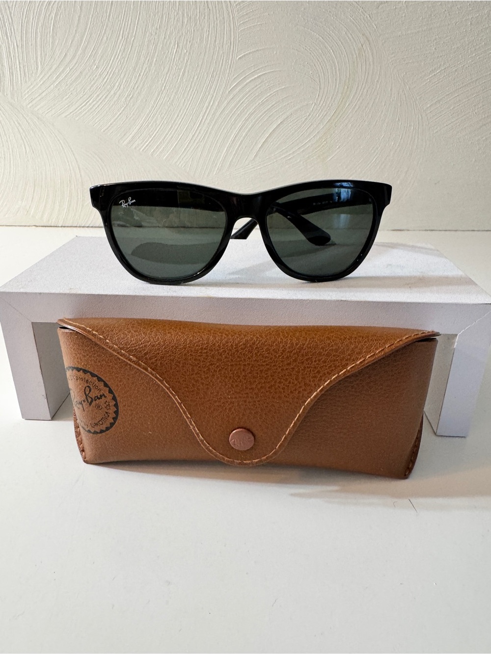Ray-Ban Women's Black Frame Sunglasses
New! Never worn!